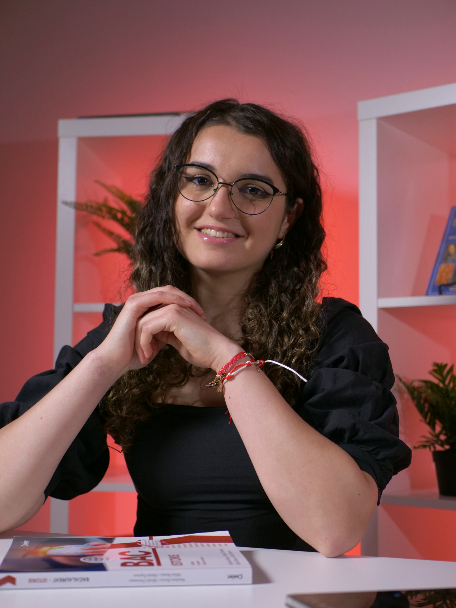 Corina, profesor de Istorie la Edvanti